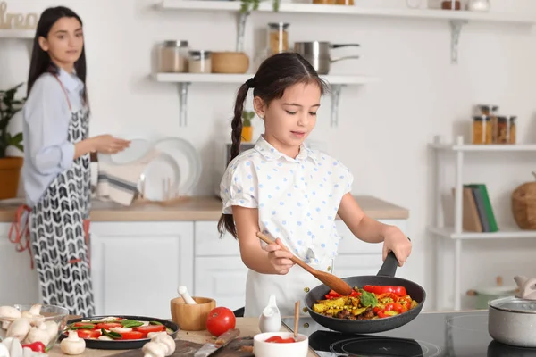Menina Com Mãe Cozinhar Cozinha Casa — Fotografia de Stock