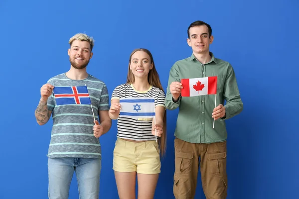 Jongeren Met Verschillende Vlaggen Kleur Achtergrond — Stockfoto