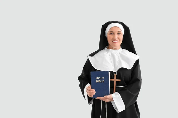 Gammal Nunna Med Bibeln Ljus Bakgrund — Stockfoto