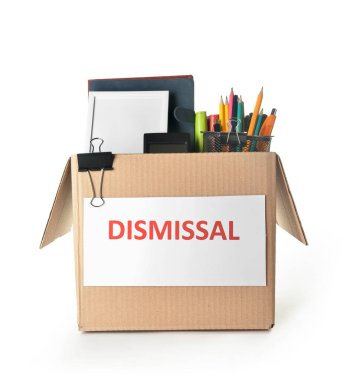 Beyaz arka planda kişisel eşyaları olan bir kutu. İşten çıkarma kavramı