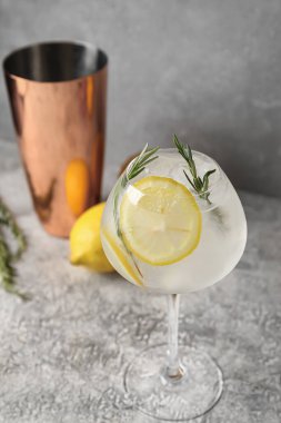 Arkaplanda bir bardak soğuk cin tonik.