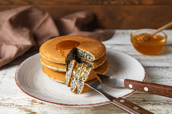 Piring Pancake Lezat Dengan Madu Atas Meja — Stok Foto