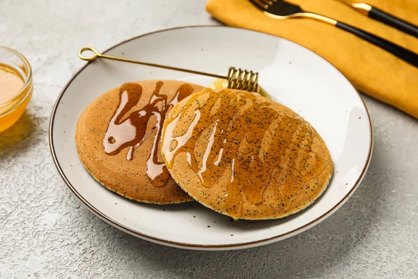 Piring Pancake Lezat Dengan Madu Latar Belakang Cahaya — Stok Foto