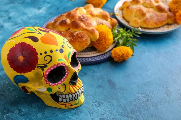 Malowana Czaszka Chleb Zmarłych Kolorowym Tle Obchody Meksykańskiego Dnia Zmarłych — Zdjęcie stockowe