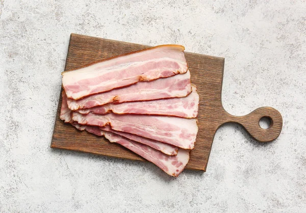 Tablero Madera Con Rodajas Sabroso Tocino Ahumado Sobre Fondo Claro —  Fotos de Stock