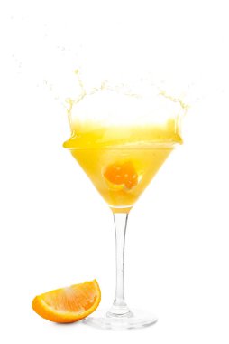 Beyaz arka planda bir bardak lezzetli turuncu margarita.
