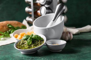 Masada lezzetli pesto soslu havan topu, yakın plan.