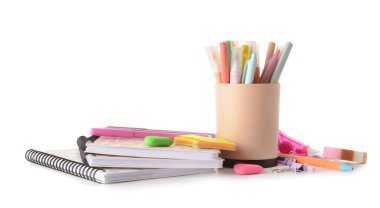 Beyaz arkaplanda farklı kırtasiye malzemeleri