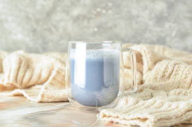 Masada bir bardak lezzetli kömür Latte.