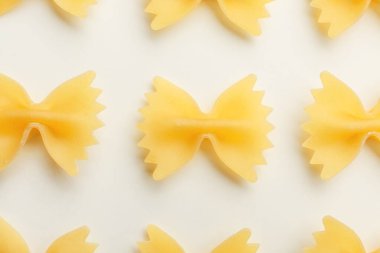 Hafif arkaplanda pişmemiş farfalle makarna