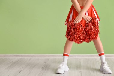 Renk duvarının yanında güzel bir amigo kız