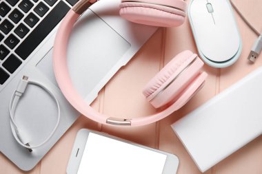 Renkli ahşap arkaplan ve yakın plan üzerinde farklı modern aygıtlar