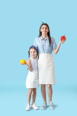 Renkli taze dolmalık biberli genç anne ve kız.