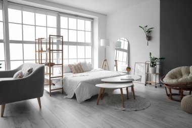 Rahat yataklı şık bir oda.