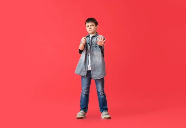 Menino Bonito Com Volante Imaginário Fundo Cor — Fotografia de Stock