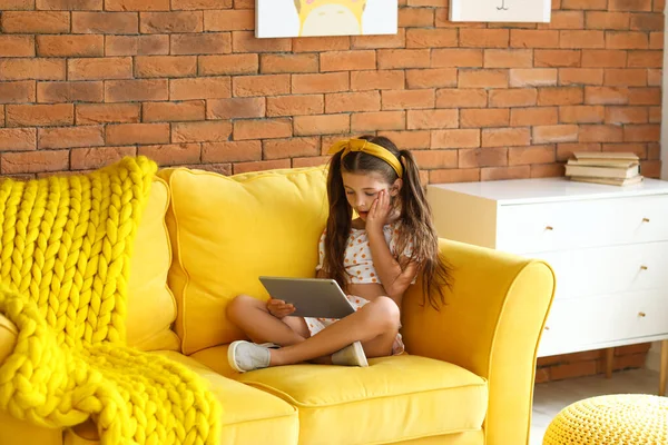 Surprised Girl Watching Cartoons Home — Stock Photo, Image