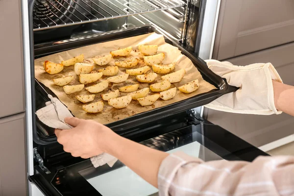 Mulher Tomando Bandeja Cozimento Com Batata Fresca Fora Forno — Fotografia de Stock