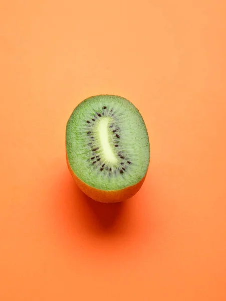 Kawałek Świeżego Owocu Kiwi Tle Koloru — Zdjęcie stockowe