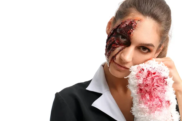 Frau Halloween Als Zimmermädchen Mit Staubpinsel Auf Weißem Hintergrund Verkleidet — Stockfoto