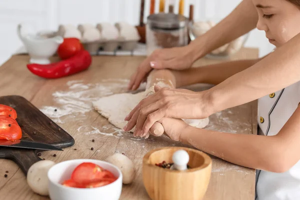 Young Mother Daughter Cooking Together Kitchen Home — Stock Photo, Image