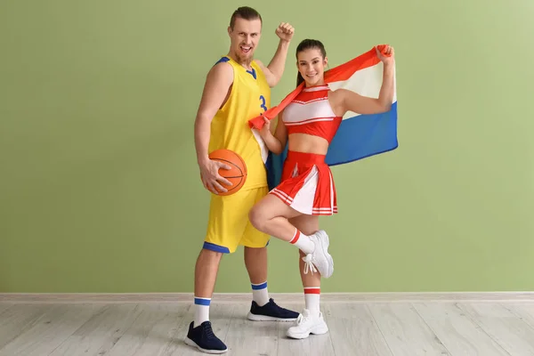 Cheerleader Dan Pemain Basket Dengan Bendera Dekat Dinding Warna — Stok Foto