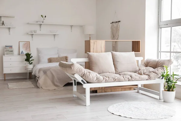 Interior Del Elegante Dormitorio Con Cómodo Sofá — Foto de Stock