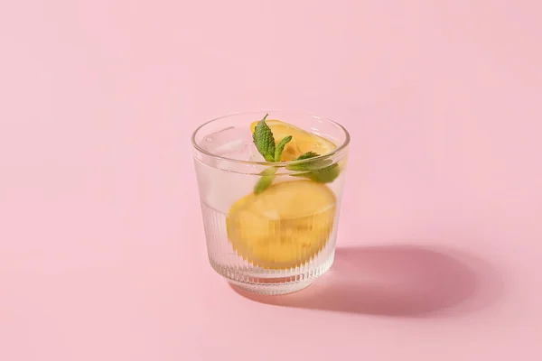 Verre Gin Froid Tonique Sur Fond Couleur — Photo