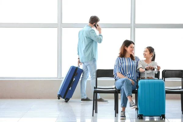 Familia Esperando Vuelo Aeropuerto — Foto de Stock