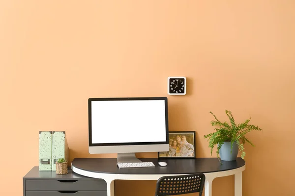 Renk Duvarına Yakın Bilgisayarı Olan Modern Işyeri — Stok fotoğraf