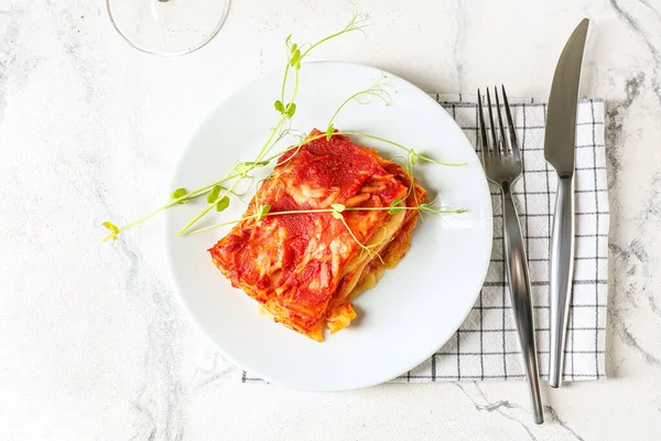 Heerlijke Lasagne Met Tomatensaus Bord Bestek Lichte Tafel — Stockfoto