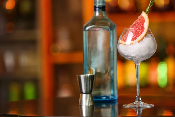 Flaska Gin Glas Med Och Grapefrukt Bordet Baren — Stockfoto