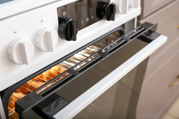 Modern Oven Listrik Dengan Croissant Dapur Closeup — Stok Foto