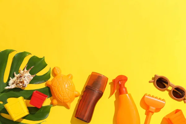 Set Beach Accessories Children Bottles Sunscreen Color Background — Stock Photo, Image