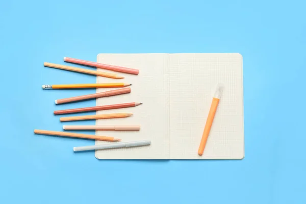 Bunte Marker Bleistifte Und Leeres Notizbuch Auf Farbigem Hintergrund — Stockfoto