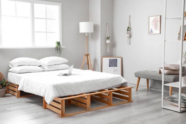 Interieur Van Stijlvolle Kamer Met Comfortabel Bed — Stockfoto