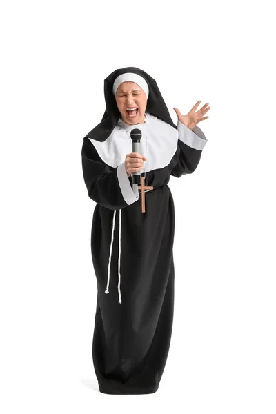 Reife Nonne Mit Mikrofongesang Auf Weißem Hintergrund — Stockfoto