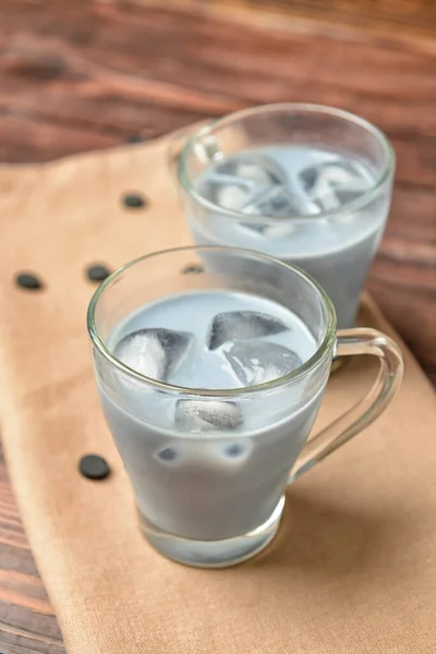 Glazen Bekers Van Smakelijke Charcoal Latte Houten Ondergrond — Stockfoto