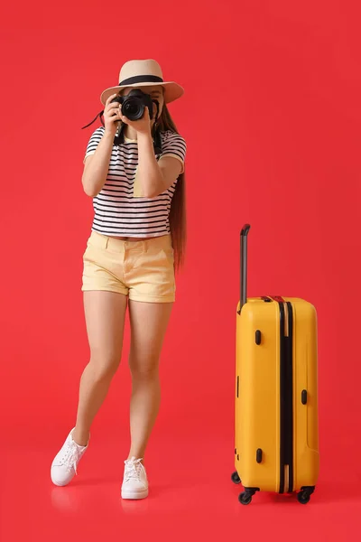 Female Tourist Taking Photo Color Background — Stock Photo, Image