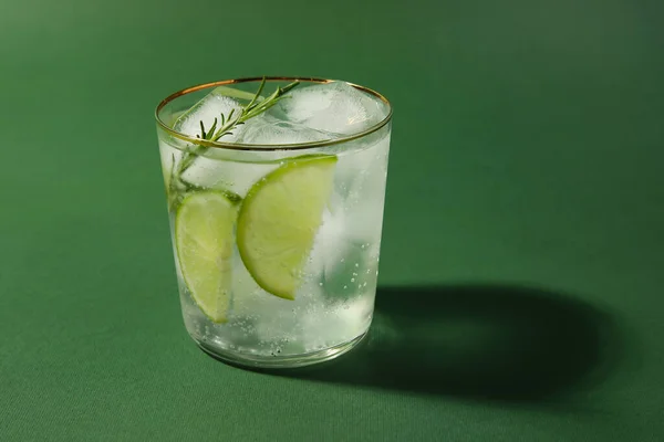Bicchiere Gin Freddo Tonico Sfondo Colori — Foto Stock