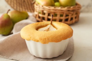 Hafif armutlu armut çöreği.