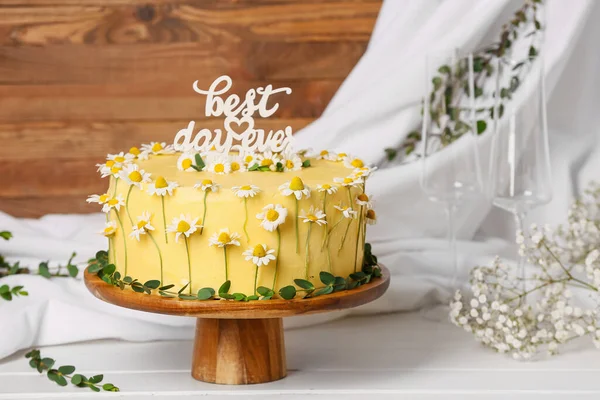 Lezzetli Düğün Pastası Beyaz Ahşap Masaya Yazılmış Iyi Gün — Stok fotoğraf