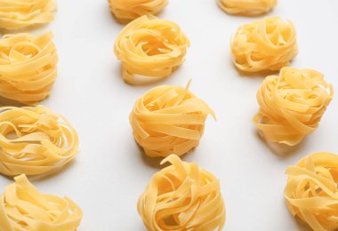 Hafif arkaplanda pişmemiş tagliatelle makarna