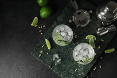 Koyu arkaplanda soğuk cin tonik bardakları