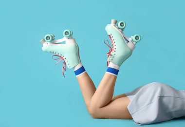 Renkli paten giyen genç bir kadın.