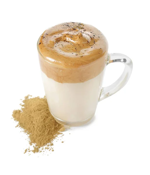 Copo Vidro Saboroso Dalgona Hojicha Latte Sobre Fundo Branco — Fotografia de Stock