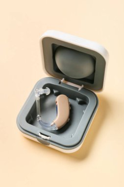 Renk arkaplanında işitme cihazı olan kutu