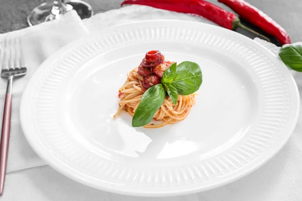 Teller Mit Leckeren Pasta Puttanesca Auf Dem Tisch — Stockfoto