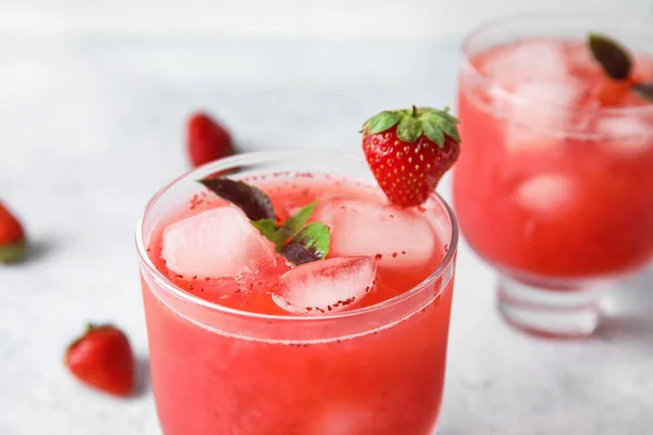 Gläser Mit Schmackhafter Erdbeer Margarita Auf Hellem Hintergrund Nahaufnahme — Stockfoto