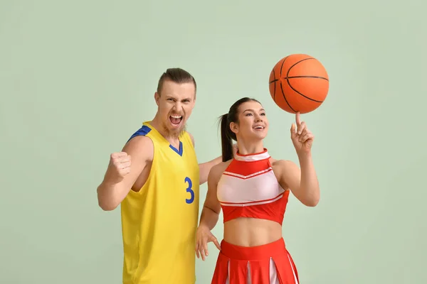 色の背景にチアリーダーとバスケットボール選手 — ストック写真