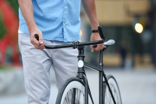 Homem Com Bicicleta Rua Cidade — Fotografia de Stock